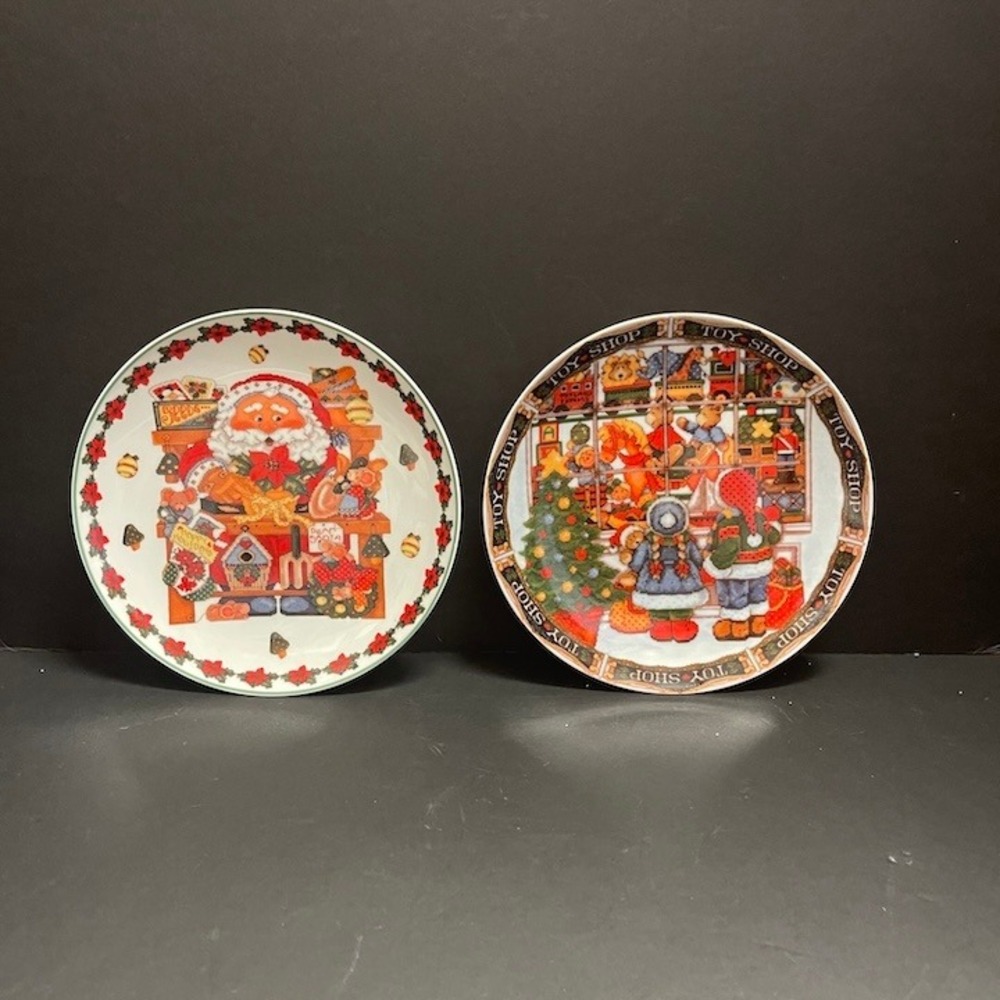 Lillian Vernon Christmas Plates Set of 2 Santa Toy Shop Holiday Decor‎